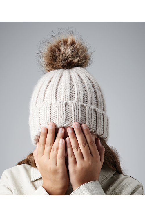 Bonnet en grosse maille pompon en fourrure pour bébé