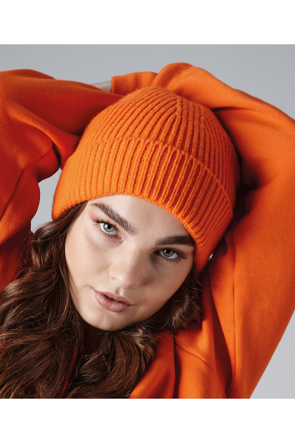 Bonnet en maille côtelée à pinces invisibles