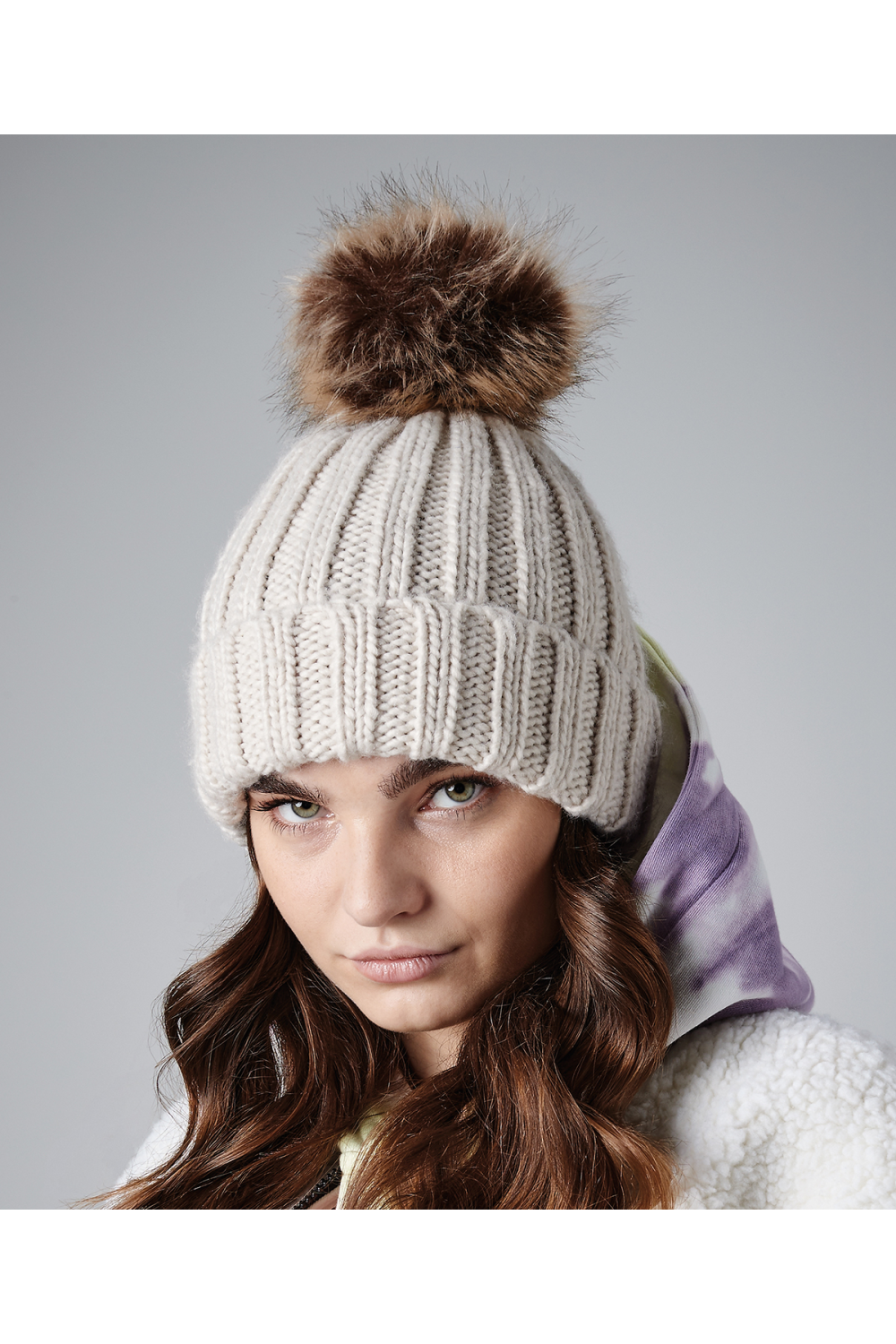 Bonnet à larges mailles et à pompon en fourrure