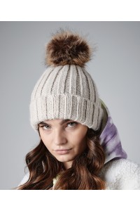 Bonnet à larges mailles et à pompon en fourrure