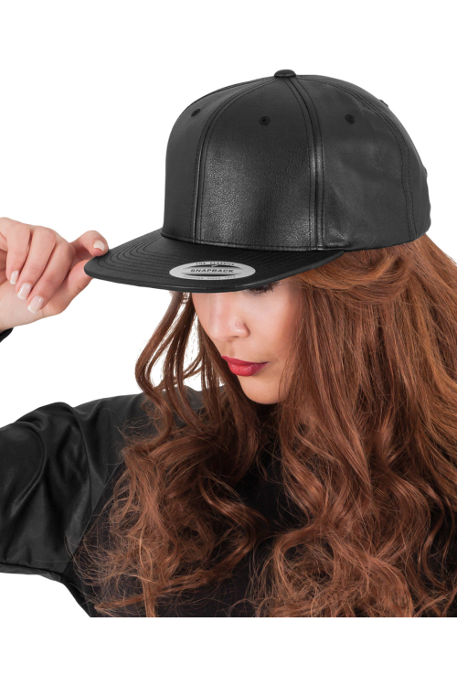 Casquette imitation cuir